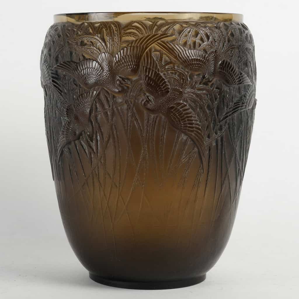 Vase « Aigrettes » verre topaze fumé patiné blanc de René LALIQUE | Biron Vase "Aigrettes" verre topaze fumé patiné blanc de René LALIQUE