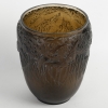 Vase « Aigrettes » verre topaze fumé patiné blanc de René LALIQUE | Biron Vase "Aigrettes" verre topaze fumé patiné blanc de René LALIQUE