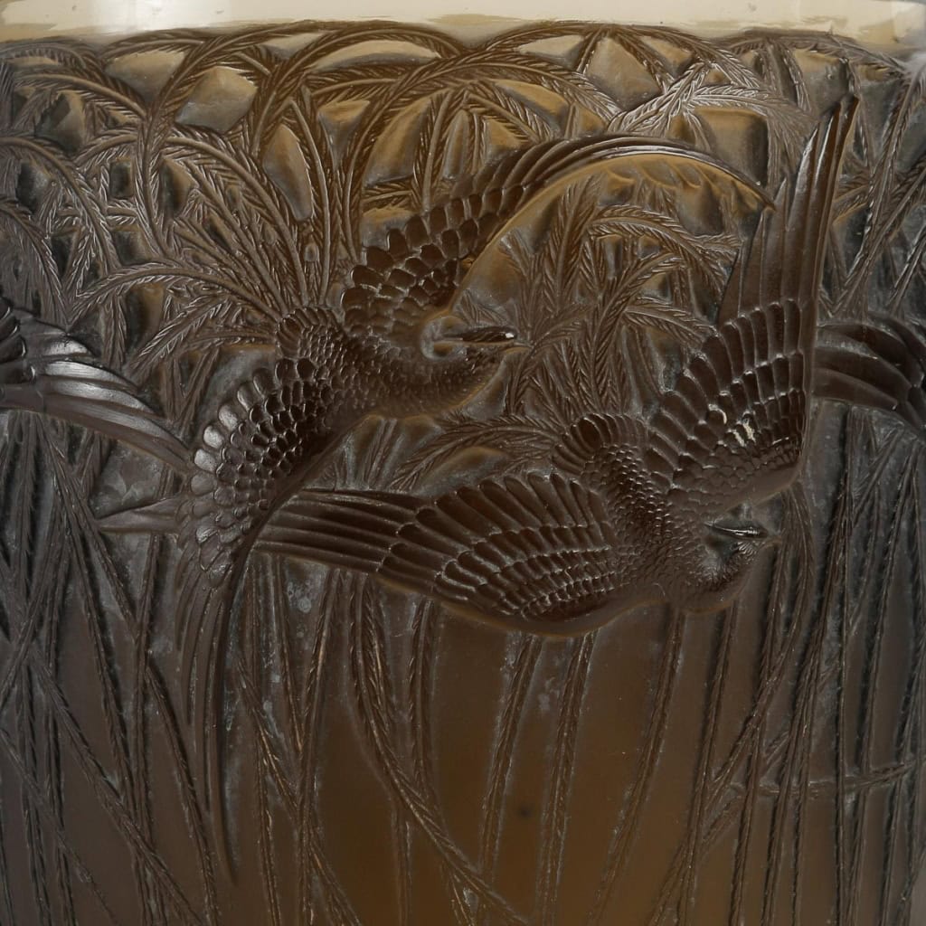 Vase « Aigrettes » verre topaze fumé patiné blanc de René LALIQUE | Biron Vase "Aigrettes" verre topaze fumé patiné blanc de René LALIQUE