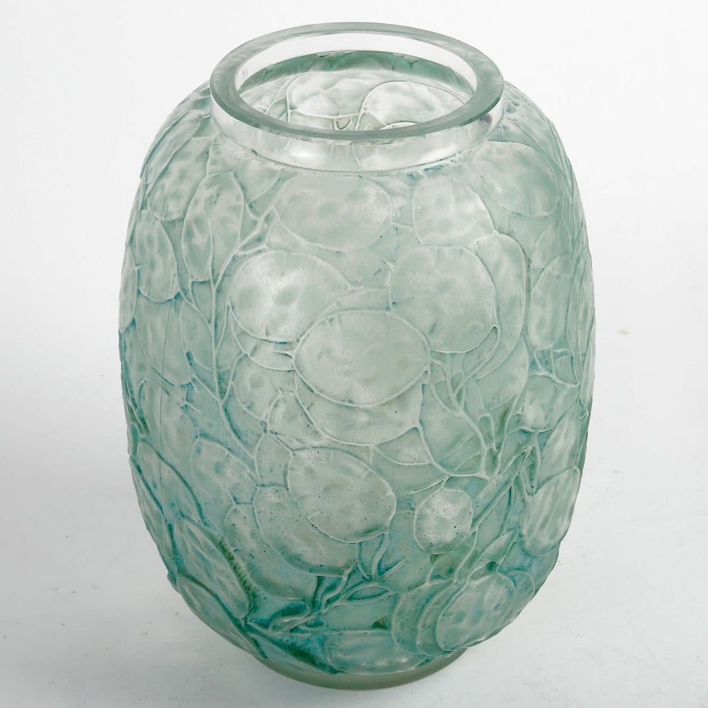 Vase « Monnaie du Pape » verre blanc patiné vert de René LALIQUE | Biron Vase "Monnaie du Pape" verre blanc patiné vert de René LALIQUE