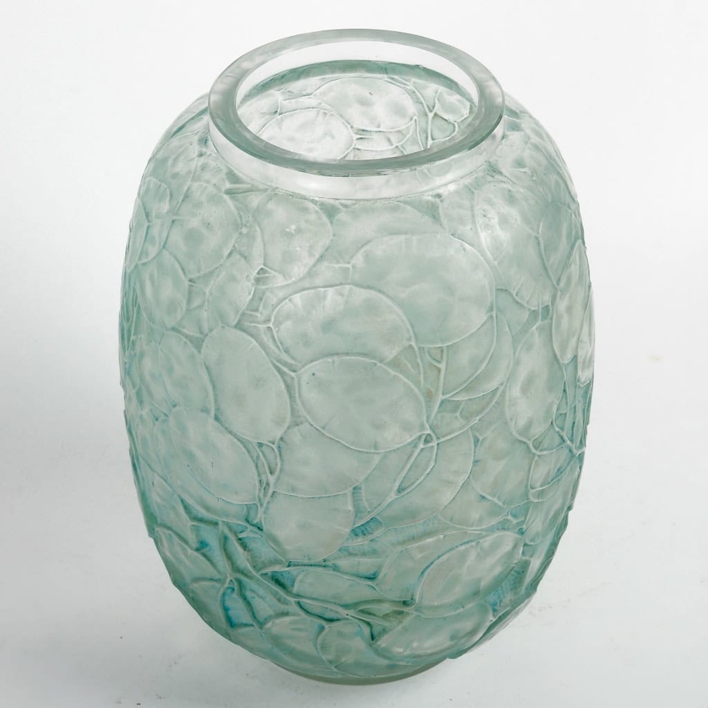 Vase « Monnaie du Pape » verre blanc patiné vert de René LALIQUE | Biron Vase "Monnaie du Pape" verre blanc patiné vert de René LALIQUE