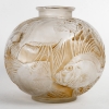 Vase « Poissons » verre blanc patiné sépia de René LALIQUE | Biron Vase "Poissons" verre blanc patiné sépia de René LALIQUE