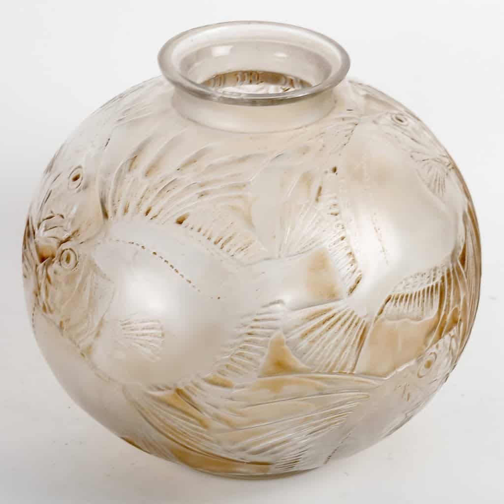 Vase « Poissons » verre blanc patiné sépia de René LALIQUE | Biron Vase "Poissons" verre blanc patiné sépia de René LALIQUE
