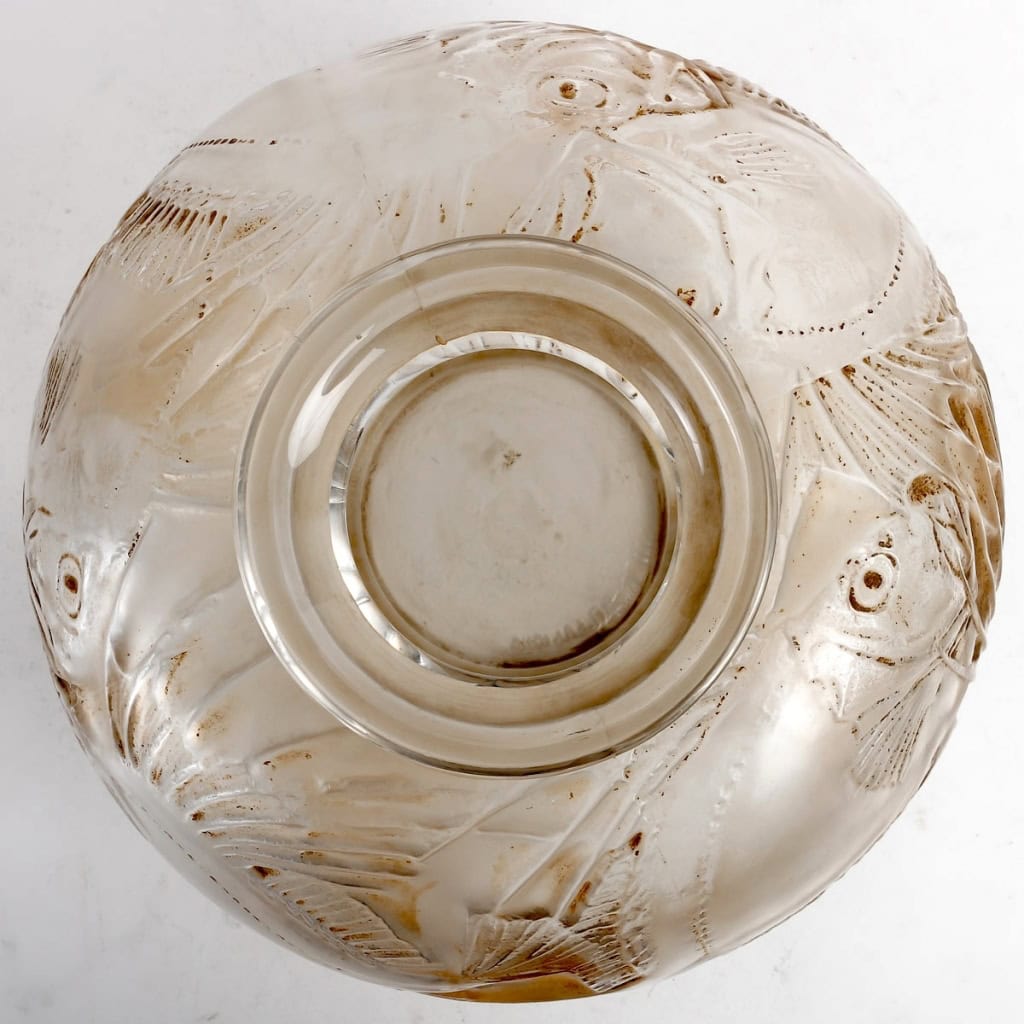 Vase « Poissons » verre blanc patiné sépia de René LALIQUE | Biron Vase "Poissons" verre blanc patiné sépia de René LALIQUE
