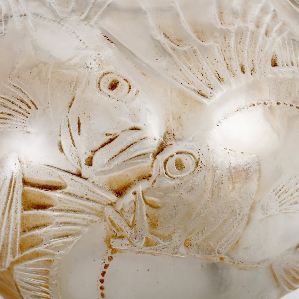Vase « Poissons » verre blanc patiné sépia de René LALIQUE | Biron Vase "Poissons" verre blanc patiné sépia de René LALIQUE