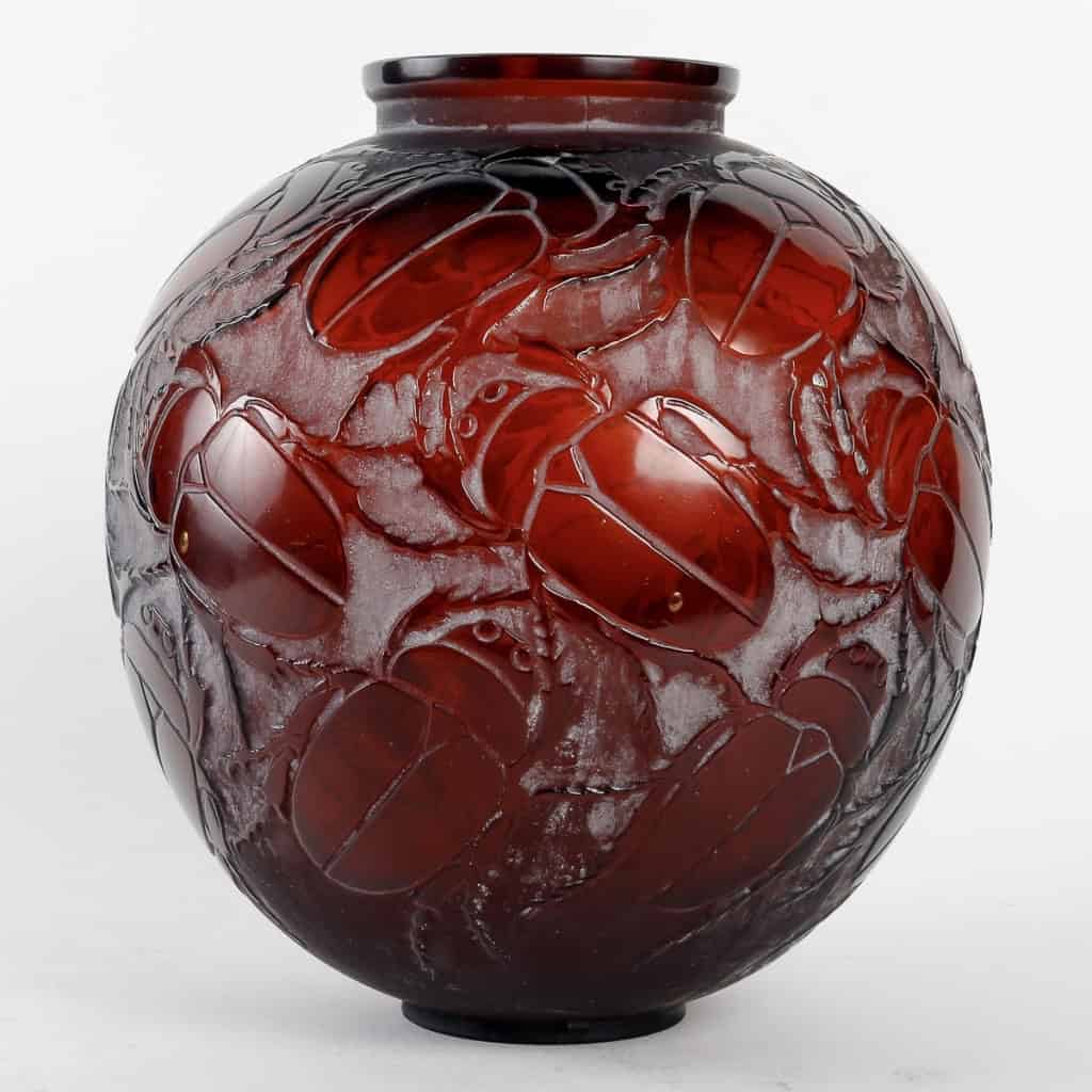 Vase « Gros Scarabées » verre rouge ambré patiné blanc de René LALIQUE | Biron ||||||||