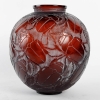 Vase « Gros Scarabées » verre rouge ambré patiné blanc de René LALIQUE | Biron Vase "Gros Scarabées" verre rouge ambré patiné blanc de René LALIQUE