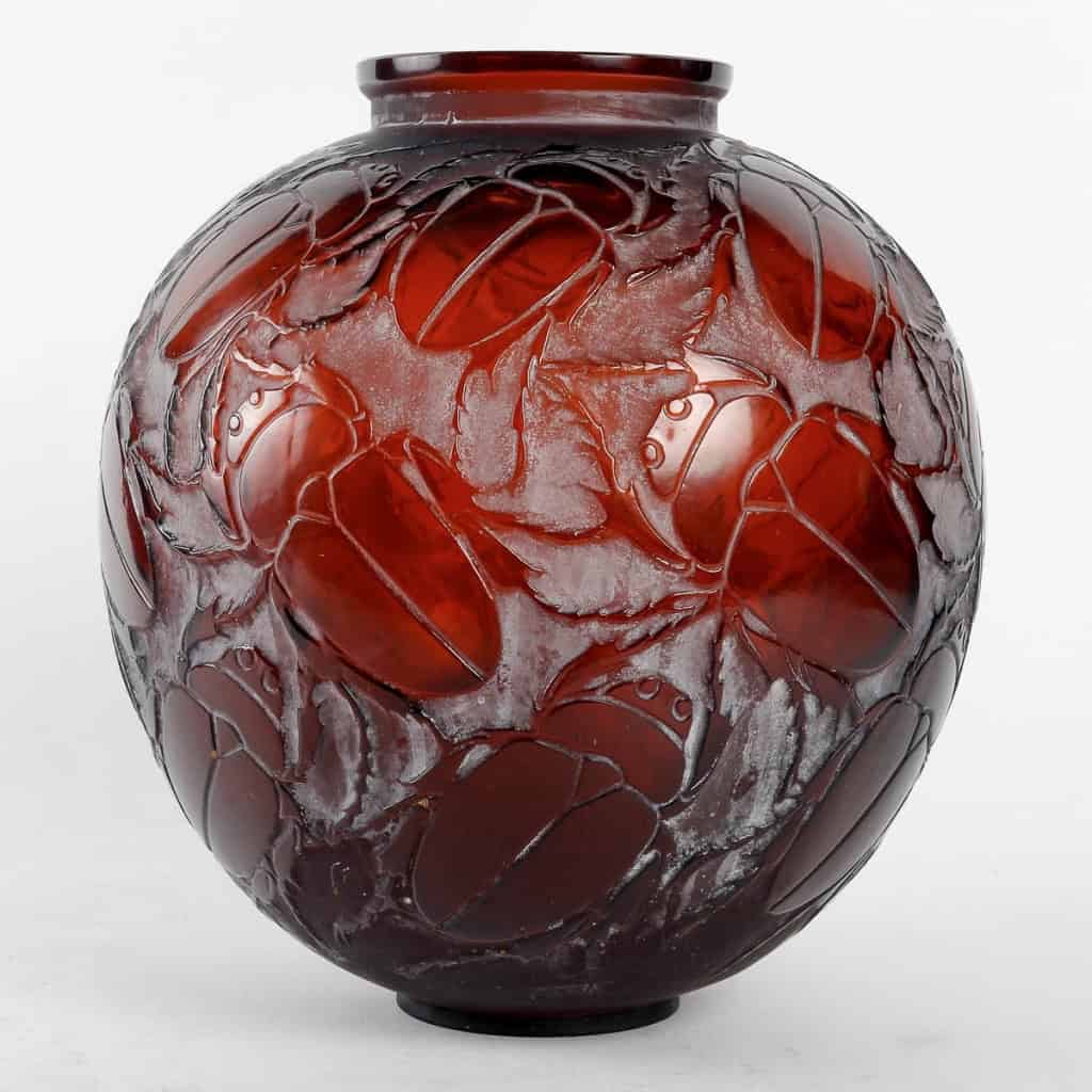 Vase « Gros Scarabées » verre rouge ambré patiné blanc de René LALIQUE | Biron Vase "Gros Scarabées" verre rouge ambré patiné blanc de René LALIQUE