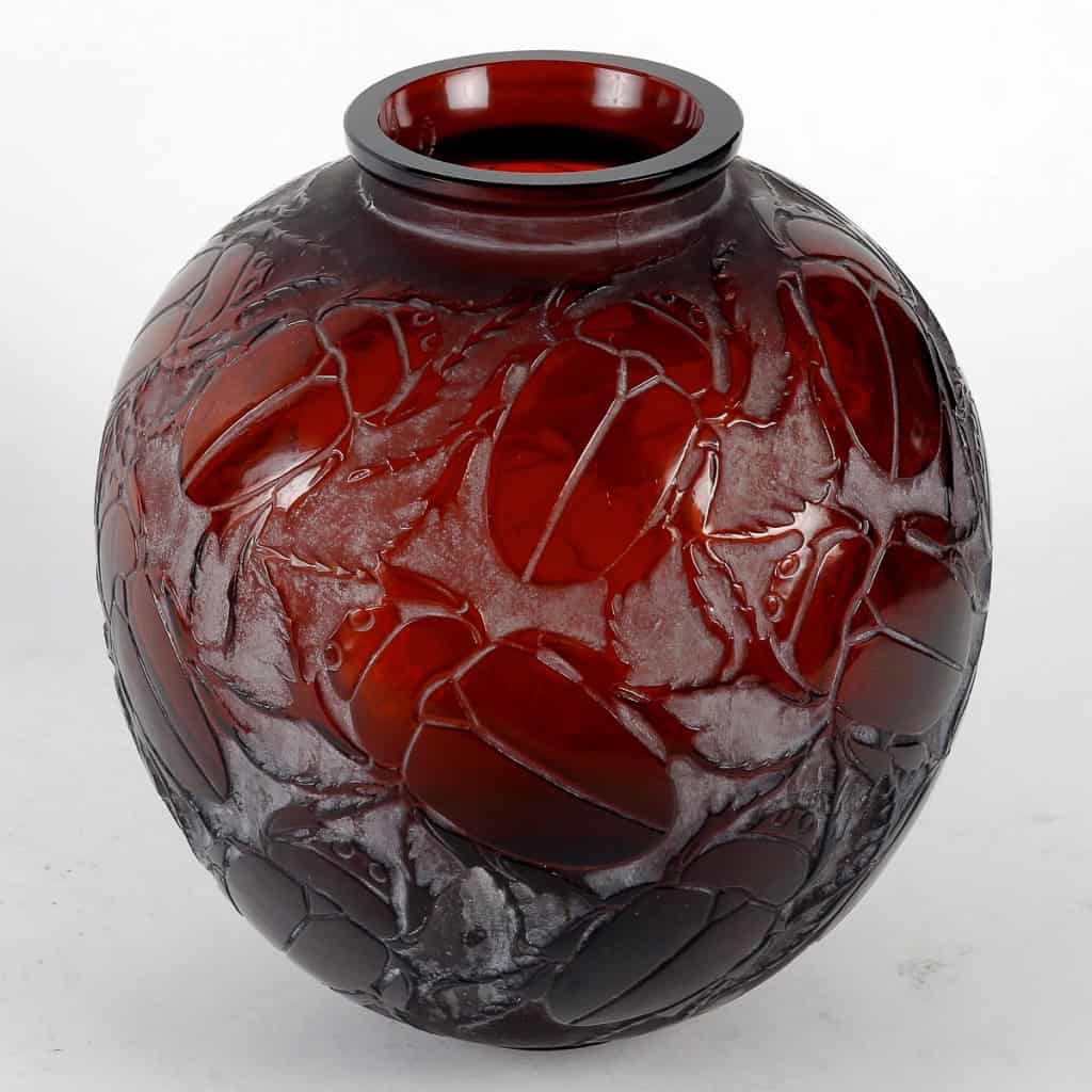 Vase « Gros Scarabées » verre rouge ambré patiné blanc de René LALIQUE | Biron Vase "Gros Scarabées" verre rouge ambré patiné blanc de René LALIQUE