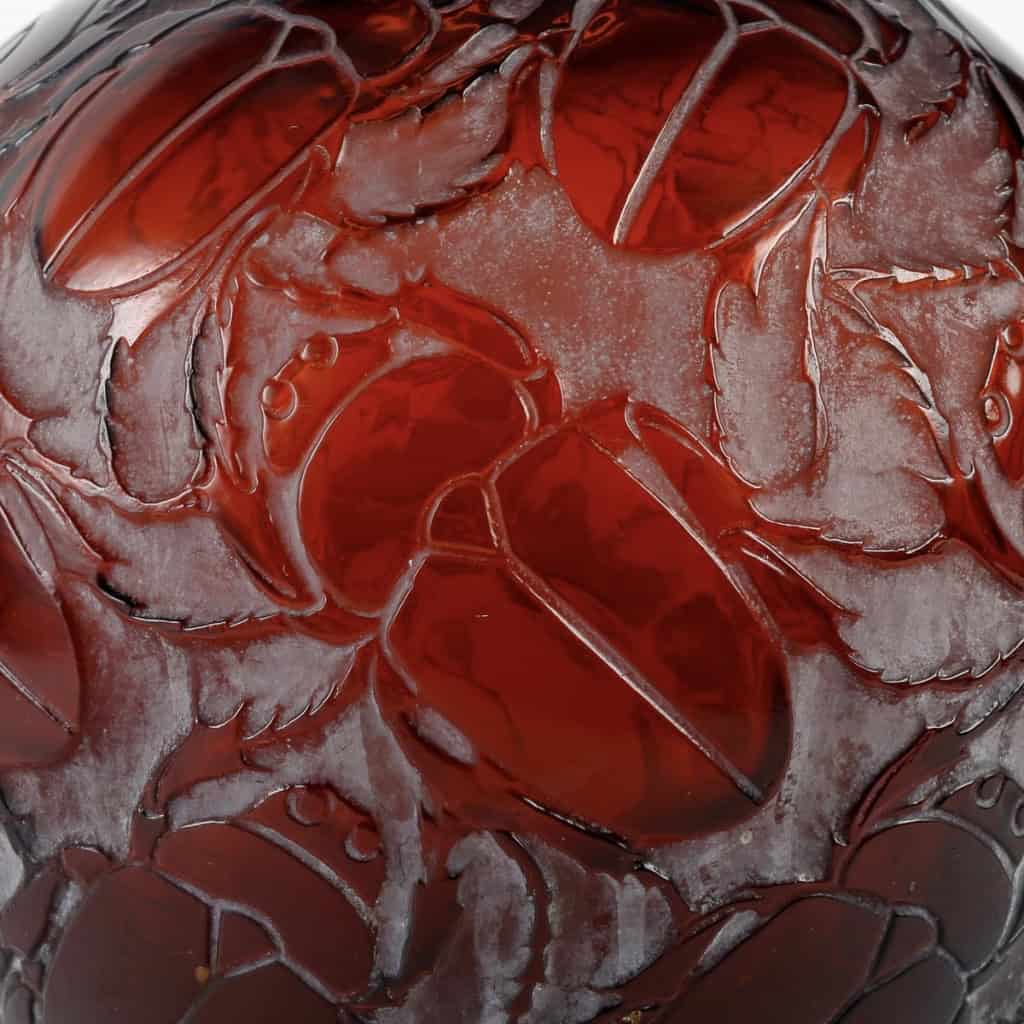 Vase « Gros Scarabées » verre rouge ambré patiné blanc de René LALIQUE | Biron Vase "Gros Scarabées" verre rouge ambré patiné blanc de René LALIQUE