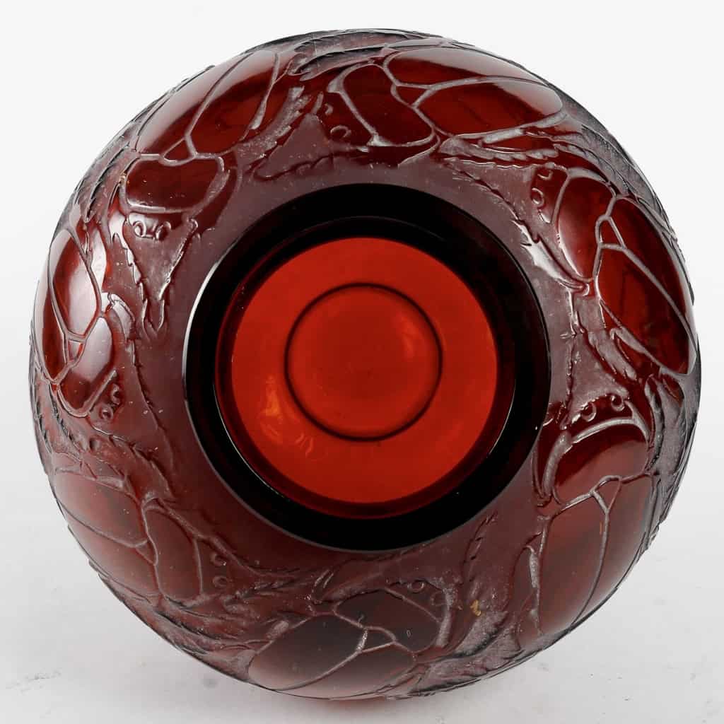 Vase « Gros Scarabées » verre rouge ambré patiné blanc de René LALIQUE | Biron Vase "Gros Scarabées" verre rouge ambré patiné blanc de René LALIQUE