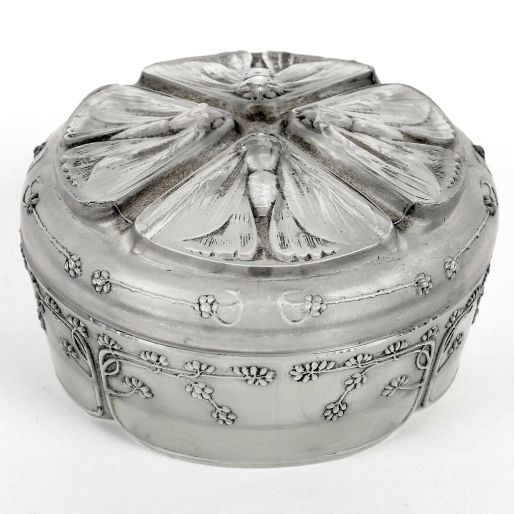 Boîte « Quatre Papillons » verre blanc patiné gris de René LALIQUE | Biron |||||||