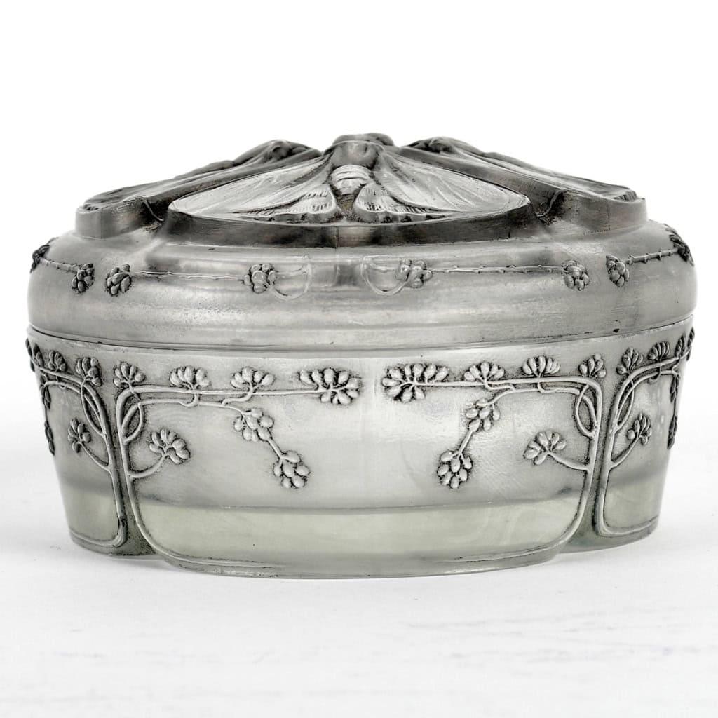 Boîte « Quatre Papillons » verre blanc patiné gris de René LALIQUE | Biron Boîte "Quatre Papillons" verre blanc patiné gris de René LALIQUE