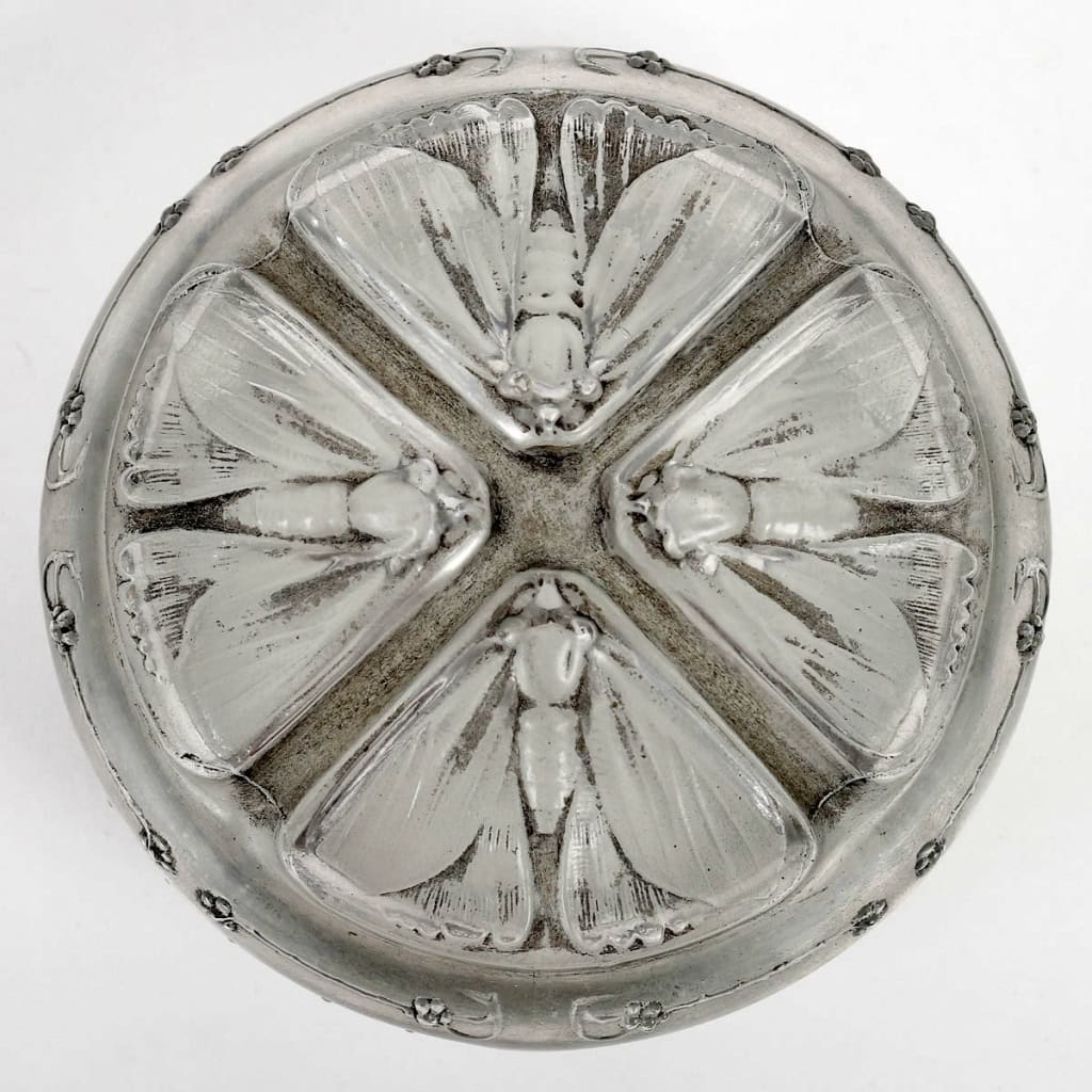 Boîte « Quatre Papillons » verre blanc patiné gris de René LALIQUE | Biron Boîte "Quatre Papillons" verre blanc patiné gris de René LALIQUE