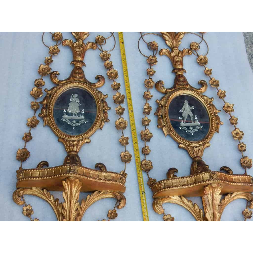 1950/70 Paire d’Appliques Bois Doré Venise Romantiques Console Et Guirlandes Miroirs Gravés Monsieur Et Madame | Biron 1950/70 Paire d’Appliques Bois Doré Venise Romantiques Console Et Guirlandes Miroirs Gravés Monsieur Et Madame