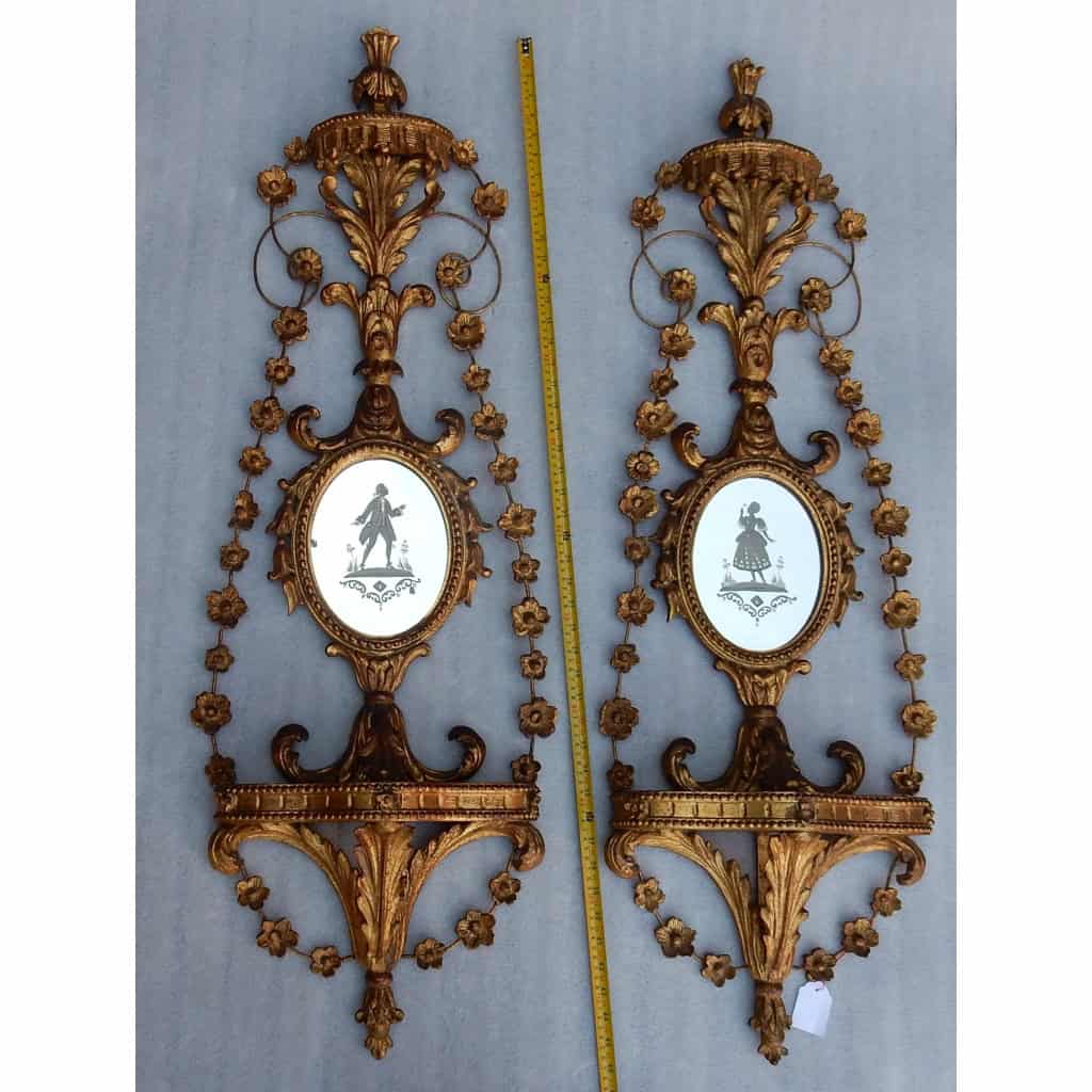1950/70 Paire d’Appliques Bois Doré Venise Romantiques Console Et Guirlandes Miroirs Gravés Monsieur Et Madame | Biron 1950/70 Paire d’Appliques Bois Doré Venise Romantiques Console Et Guirlandes Miroirs Gravés Monsieur Et Madame