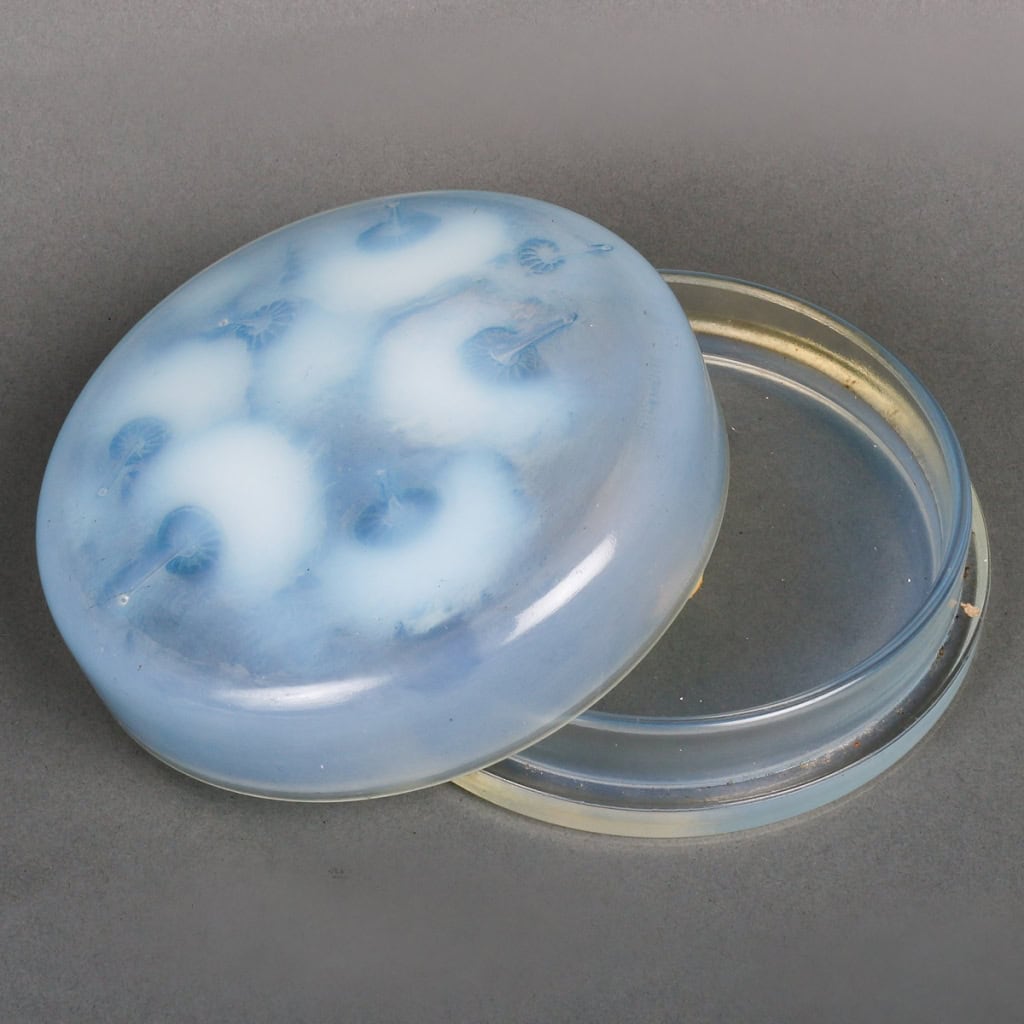 Boîte « Houppes » verre opalescent patiné bleu de René LALIQUE | Biron Boîte "Houppes" verre opalescent patiné bleu de René LALIQUE