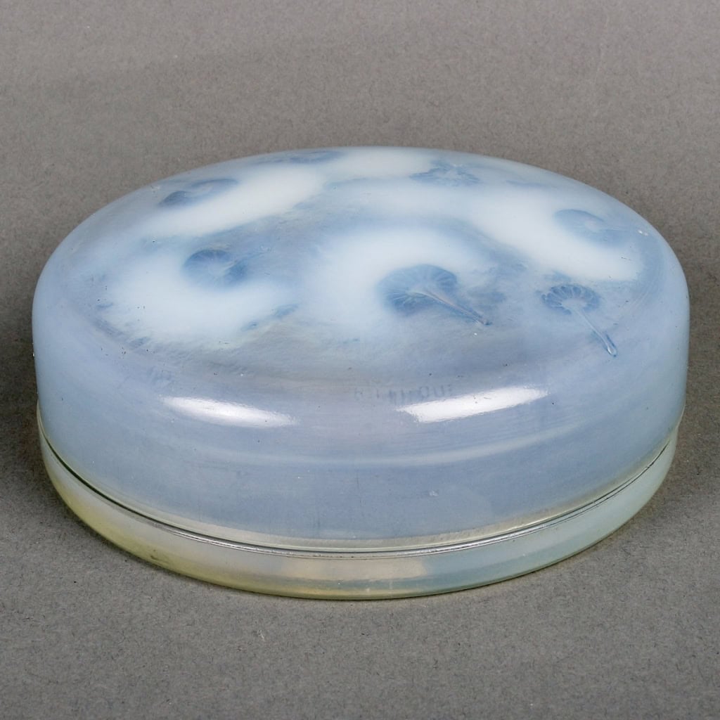 Boîte « Houppes » verre opalescent patiné bleu de René LALIQUE | Biron Boîte "Houppes" verre opalescent patiné bleu de René LALIQUE