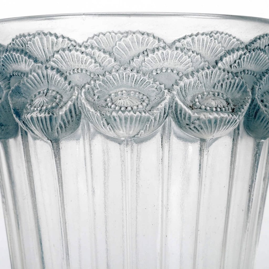 Vase « Boutons d’Or » verre blanc patiné bleu de René LALIQUE | Biron Vase "Boutons d'Or" verre blanc patiné bleu de René LALIQUE