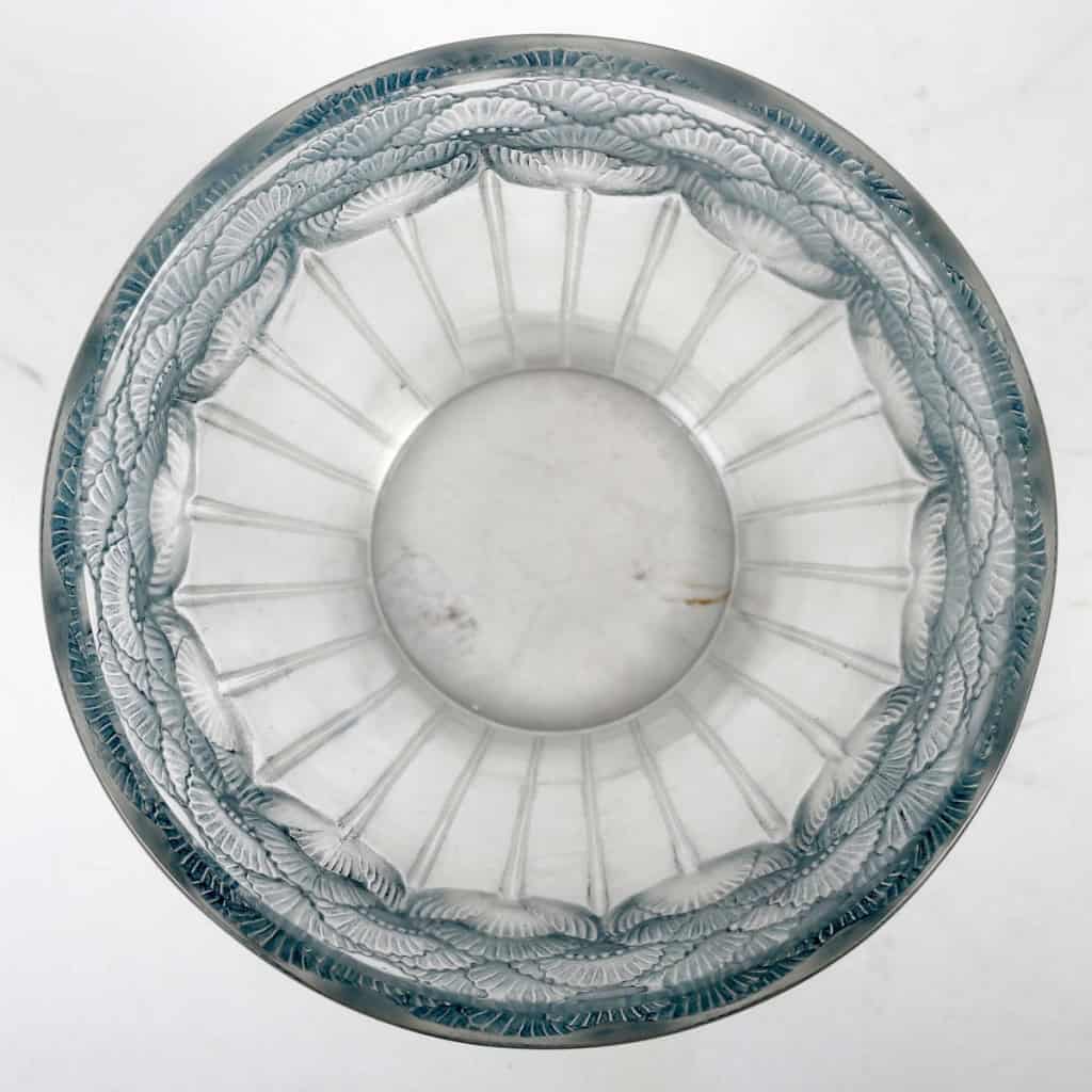 Vase « Boutons d’Or » verre blanc patiné bleu de René LALIQUE | Biron Vase "Boutons d'Or" verre blanc patiné bleu de René LALIQUE