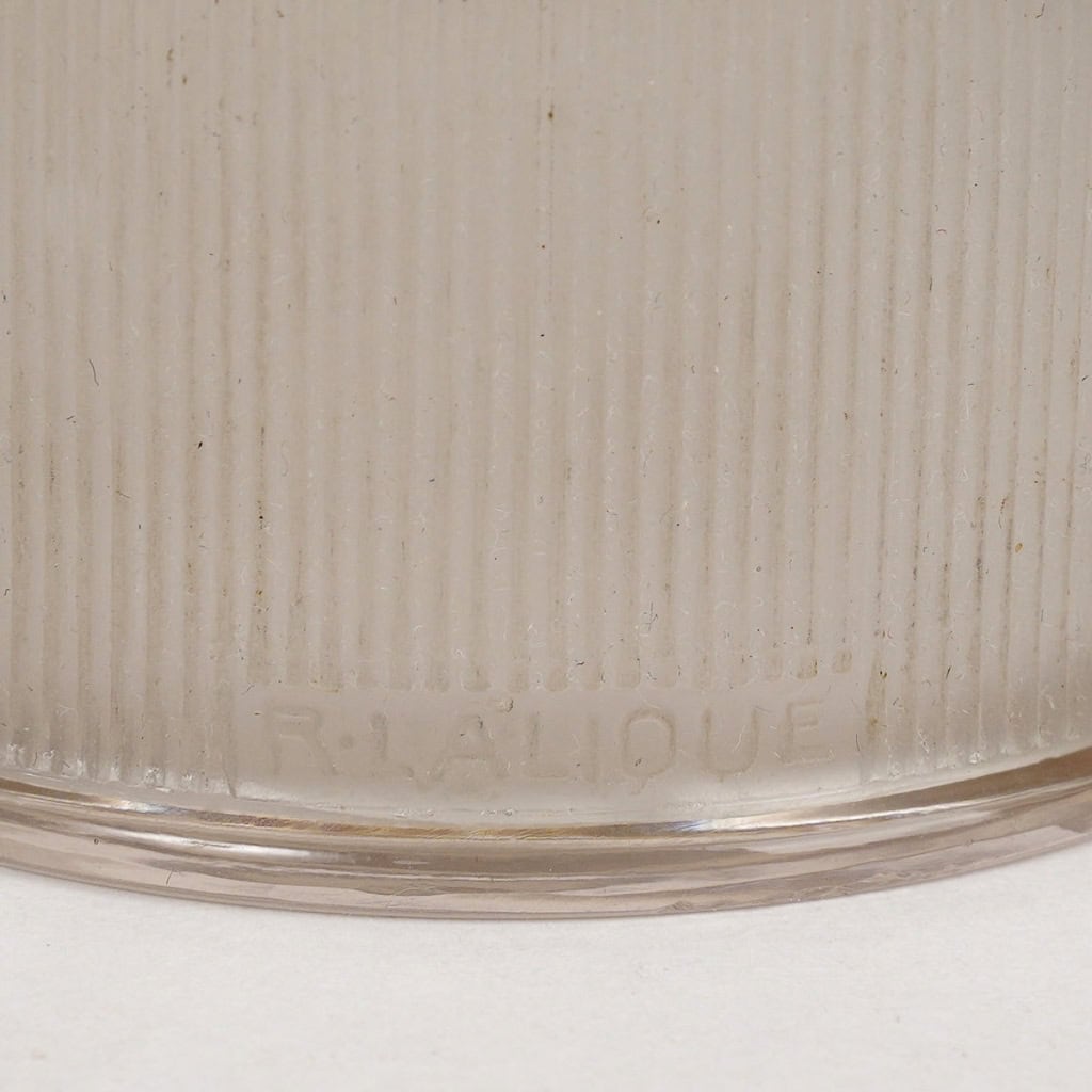 Boîte « Masques » verre blanc patiné sépia de René LALIQUE | Biron Boîte "Masques" verre blanc patiné sépia de René LALIQUE