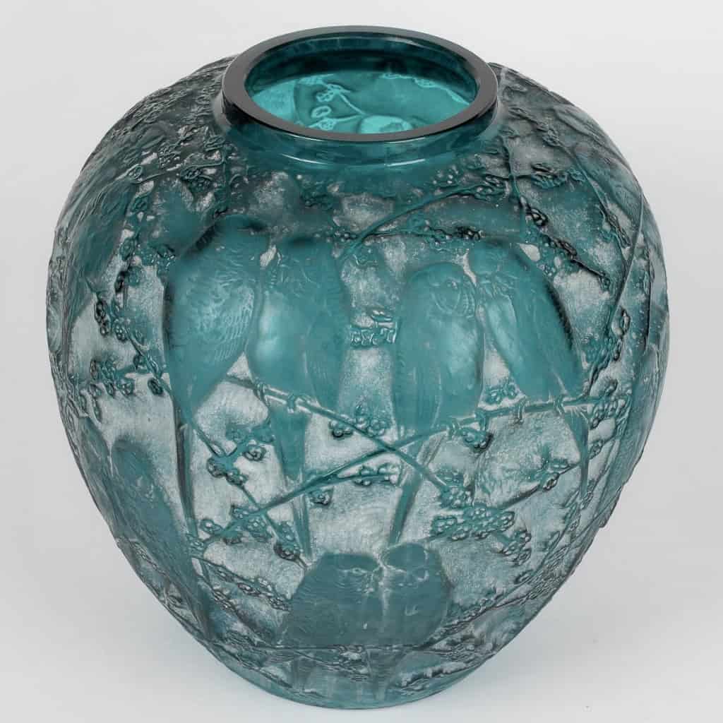 Vase « Perruches » verre vert turquoise patiné blanc de René LALIQUE | Biron Vase "Perruches" verre vert turquoise patiné blanc de René LALIQUE