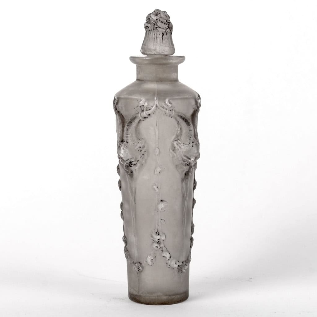 Flacon « Pan » verre blanc patiné gris de René LALIQUE | Biron Flacon "Pan" verre blanc patiné gris de René LALIQUE
