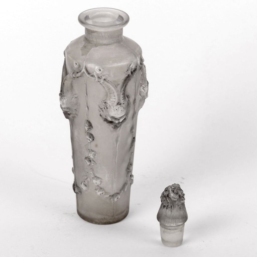 Flacon « Pan » verre blanc patiné gris de René LALIQUE | Biron Flacon "Pan" verre blanc patiné gris de René LALIQUE