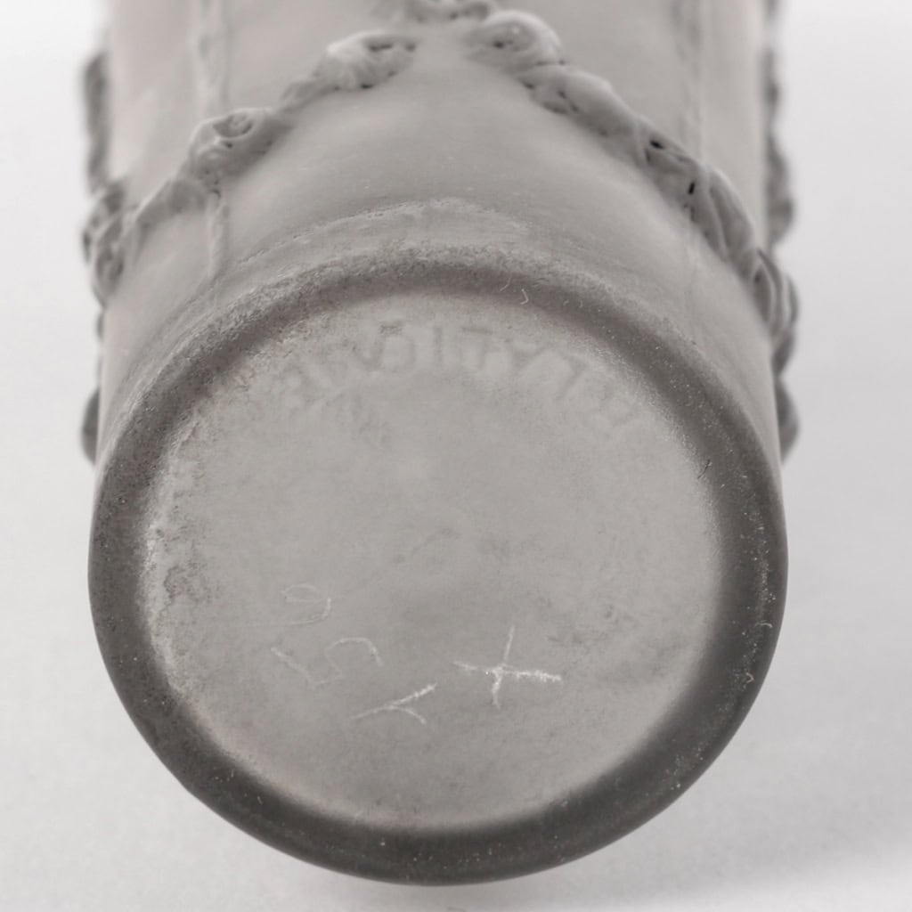 Flacon « Pan » verre blanc patiné gris de René LALIQUE | Biron Flacon "Pan" verre blanc patiné gris de René LALIQUE