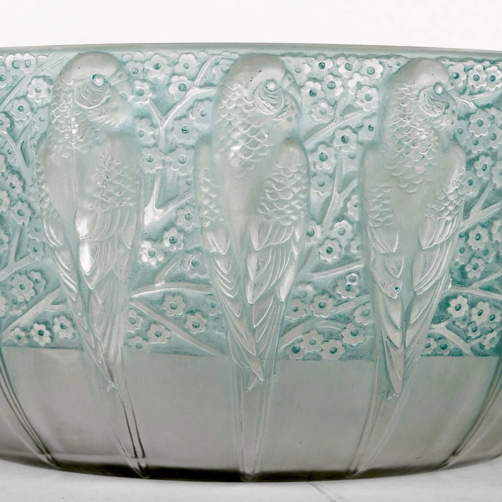 Coupe « Perruches » verre blanc patiné vert de René LALIQUE | Biron Coupe "Perruches" verre blanc patiné vert de René LALIQUE