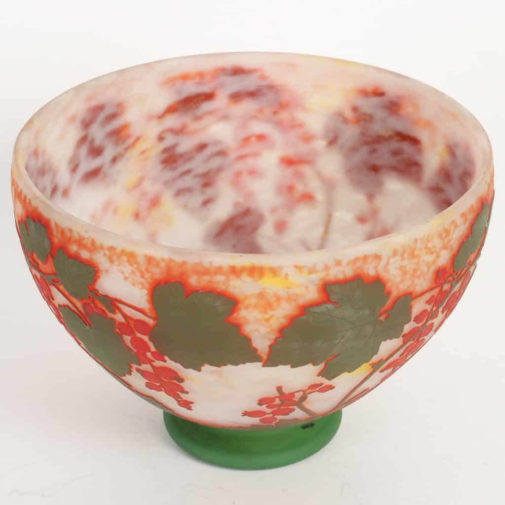 Coupe Daum à décors de groseilles. | Biron Coupe Daum à décors de groseilles.