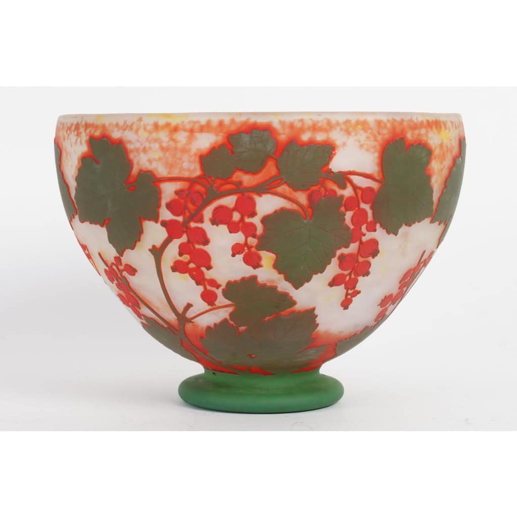 Coupe Daum à décors de groseilles. | Biron Coupe Daum à décors de groseilles.