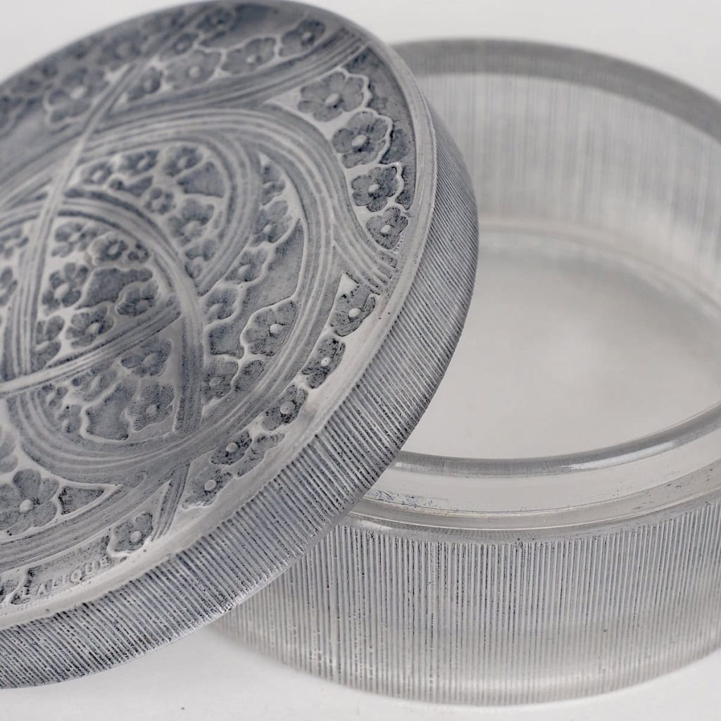 Boîte « Lucie » verre blanc patiné bleu de René LALIQUE | Biron Boîte "Lucie" verre blanc patiné bleu de René LALIQUE
