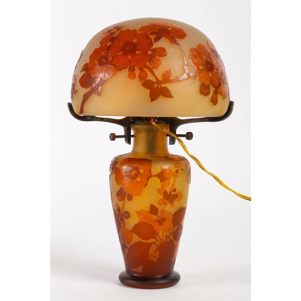 LAMPE D’EMILE GALLÉ A DÉCOR DEPOMMIERS DU JAPON | Biron LAMPE D'EMILE GALLÉ A DÉCOR DEPOMMIERS DU JAPON