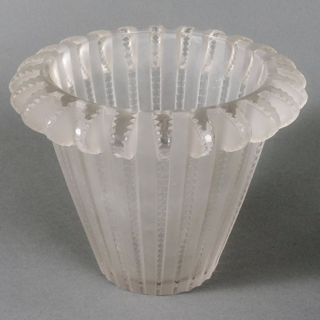 Vase « Royat » verre blanc de René LALIQUE | Biron Vase "Royat" verre blanc de René LALIQUE