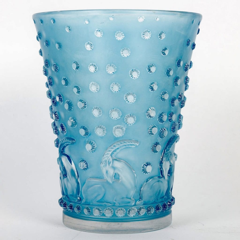 Vase « Ajaccio » verre blanc patiné bleu électrique de René LALIQUE | Biron Vase "Ajaccio" verre blanc patiné bleu électrique de René LALIQUE