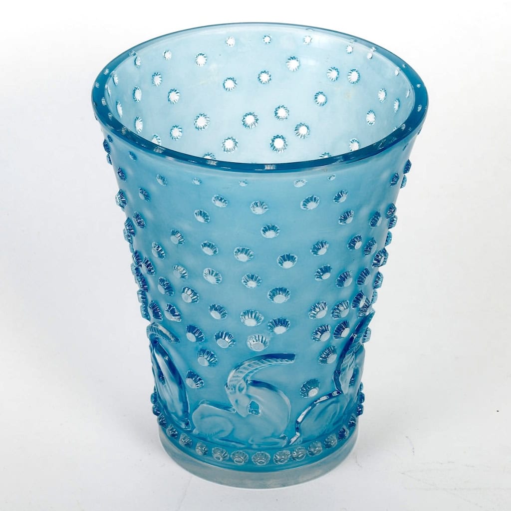 Vase « Ajaccio » verre blanc patiné bleu électrique de René LALIQUE | Biron Vase "Ajaccio" verre blanc patiné bleu électrique de René LALIQUE