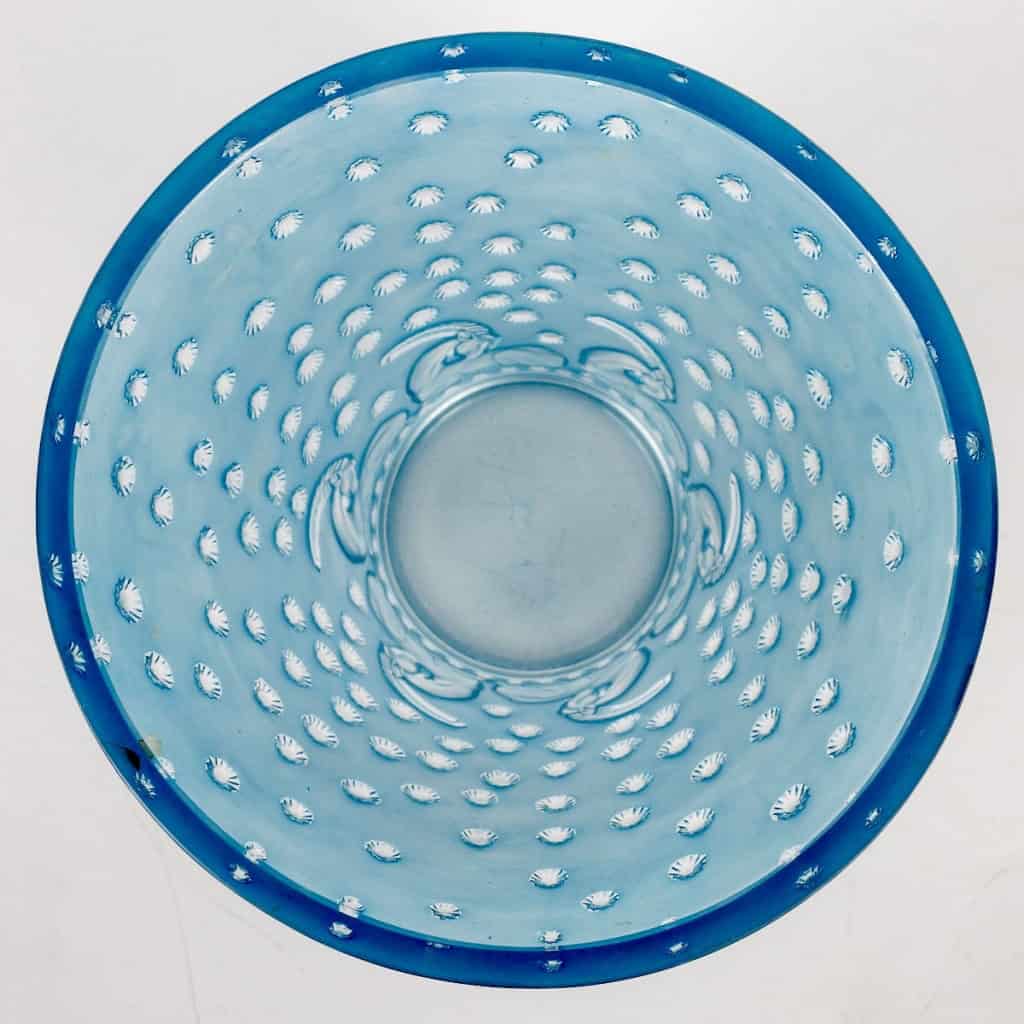 Vase « Ajaccio » verre blanc patiné bleu électrique de René LALIQUE | Biron Vase "Ajaccio" verre blanc patiné bleu électrique de René LALIQUE