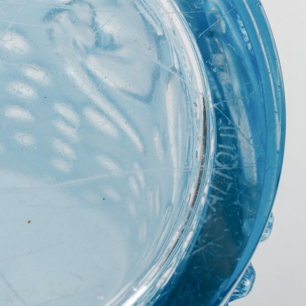Vase « Ajaccio » verre blanc patiné bleu électrique de René LALIQUE | Biron Vase "Ajaccio" verre blanc patiné bleu électrique de René LALIQUE