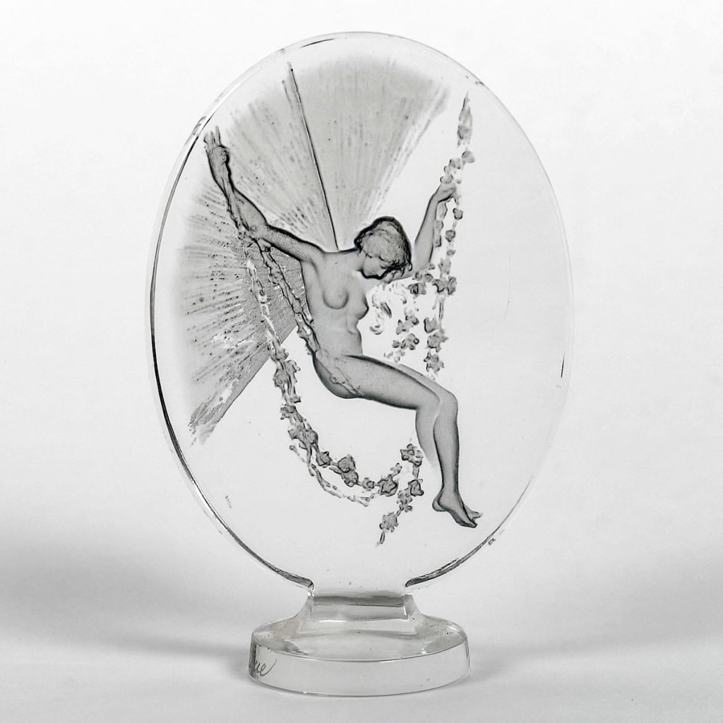 Cachet « Figurine se Balançant » verre blanc patiné gris de René LALIQUE | Biron ||||||