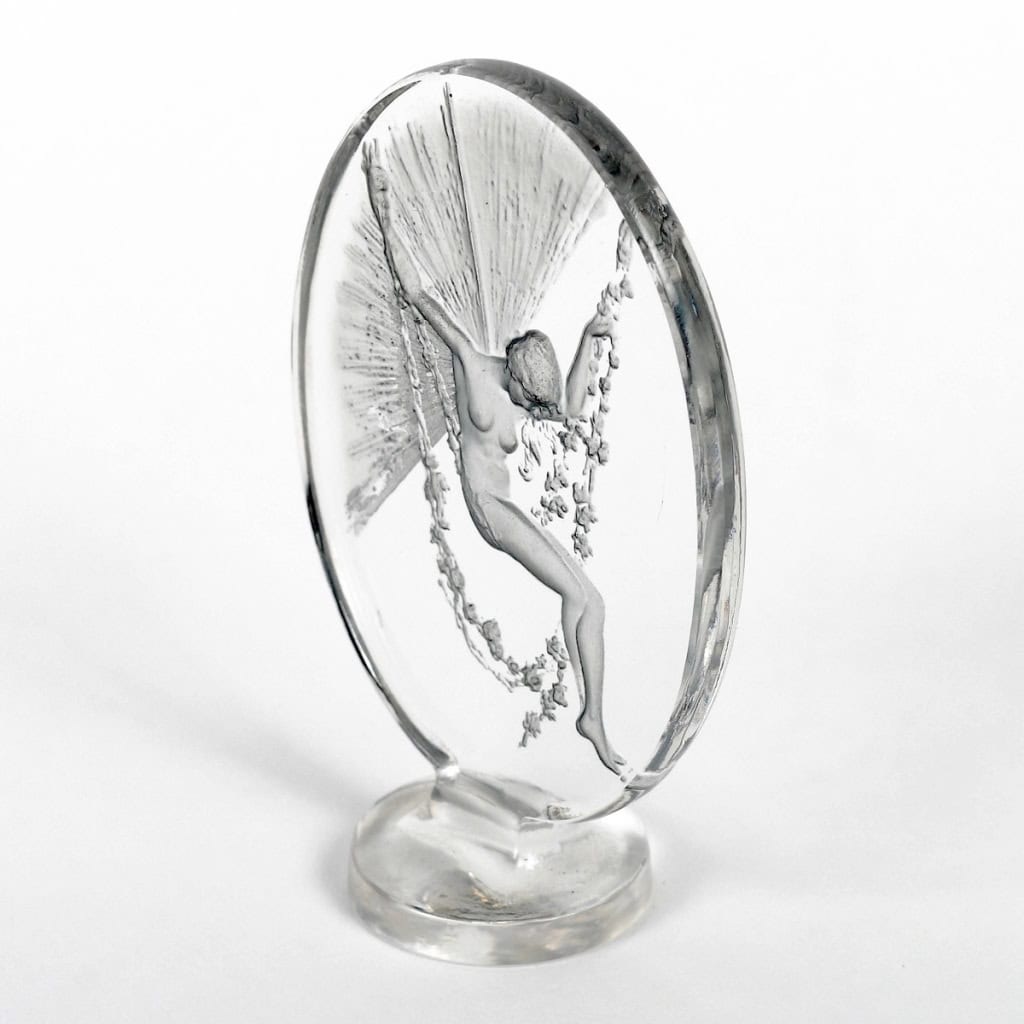 Cachet « Figurine se Balançant » verre blanc patiné gris de René LALIQUE | Biron Cachet "Figurine se Balançant" verre blanc patiné gris de René LALIQUE