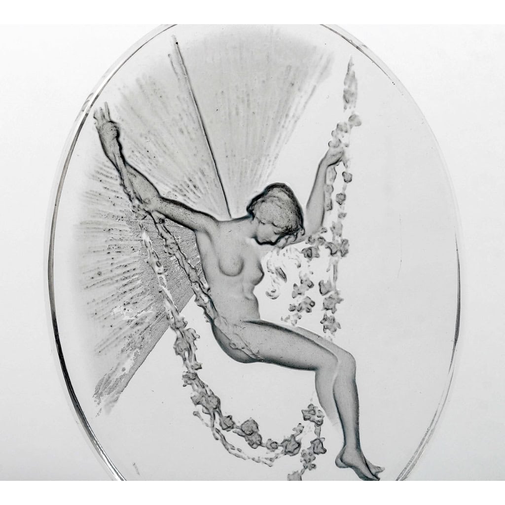 Cachet « Figurine se Balançant » verre blanc patiné gris de René LALIQUE | Biron Cachet "Figurine se Balançant" verre blanc patiné gris de René LALIQUE