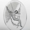Cachet « Figurine se Balançant » verre blanc patiné gris de René LALIQUE | Biron Cachet "Figurine se Balançant" verre blanc patiné gris de René LALIQUE