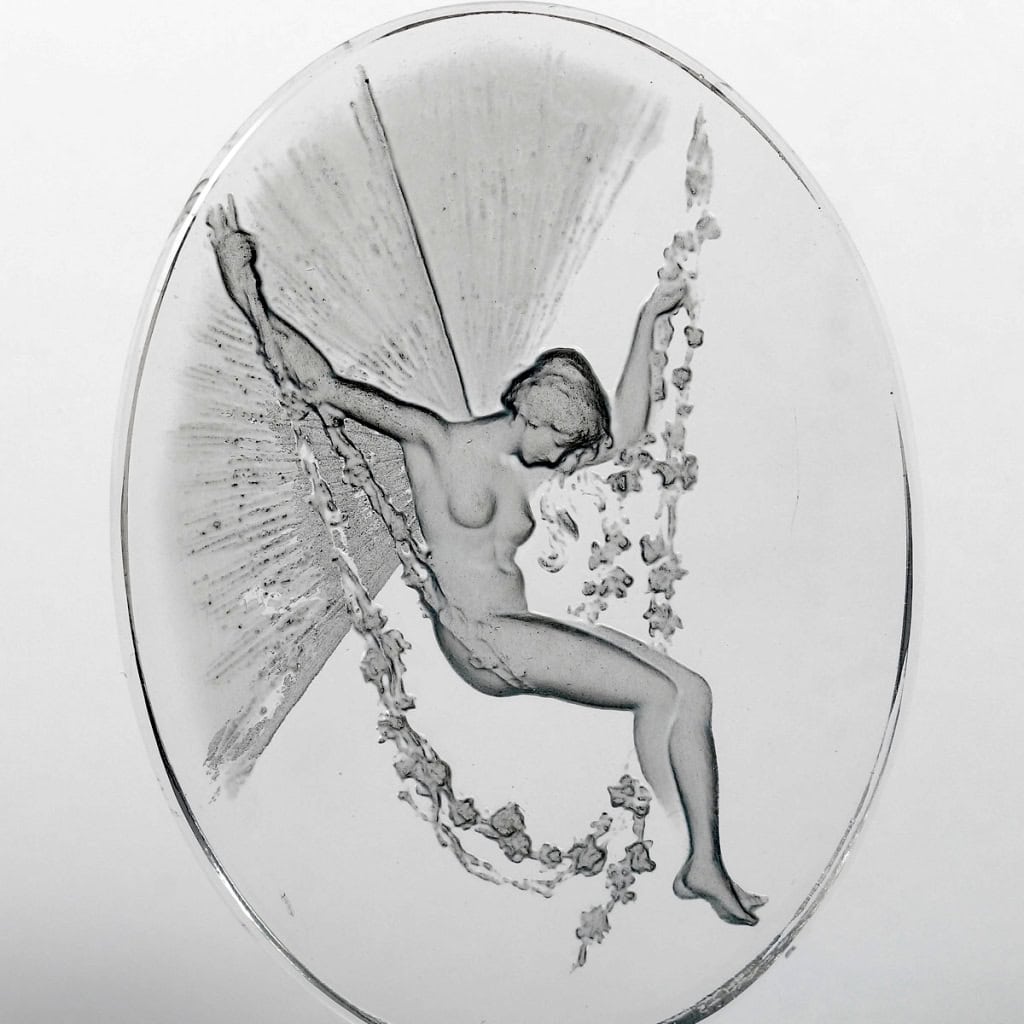 Cachet « Figurine se Balançant » verre blanc patiné gris de René LALIQUE | Biron Cachet "Figurine se Balançant" verre blanc patiné gris de René LALIQUE