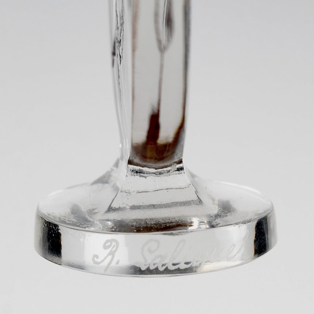 Cachet « Figurine se Balançant » verre blanc patiné gris de René LALIQUE | Biron Cachet "Figurine se Balançant" verre blanc patiné gris de René LALIQUE