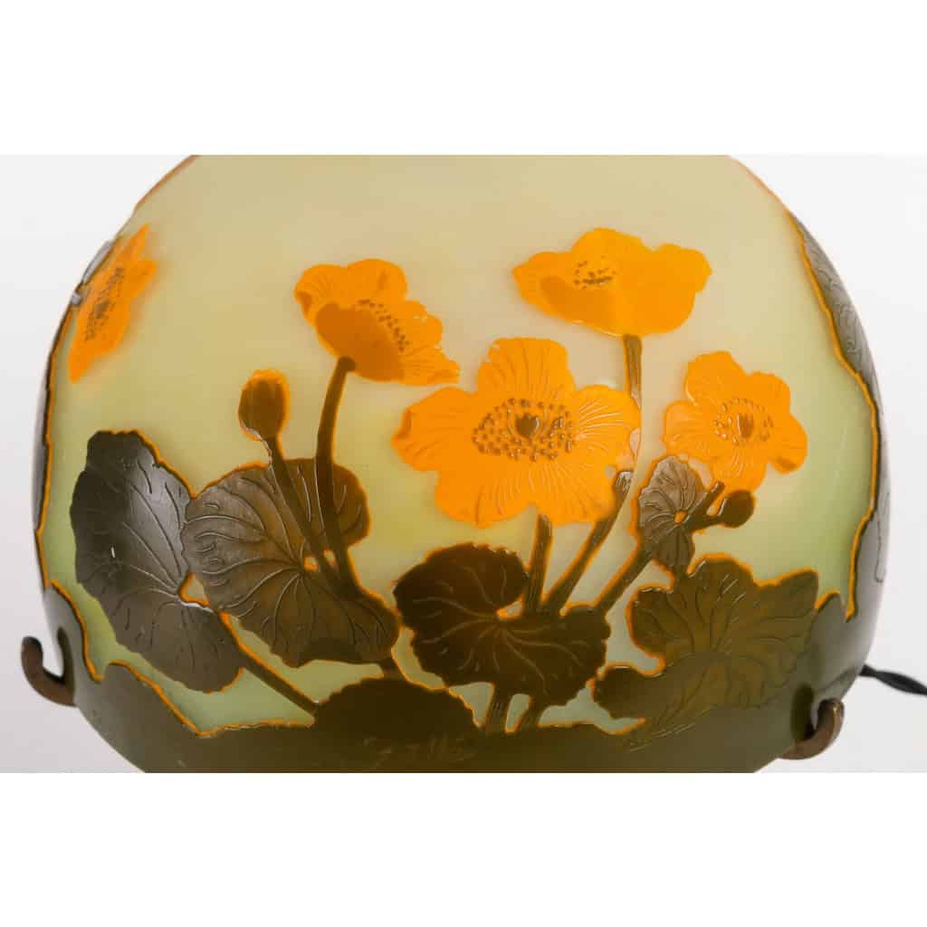 LAMPE DE GALLÉ A DÉCOR DE RENONCULES DES MARAIS | Biron LAMPE DE GALLÉ A DÉCOR DE RENONCULES DES MARAIS