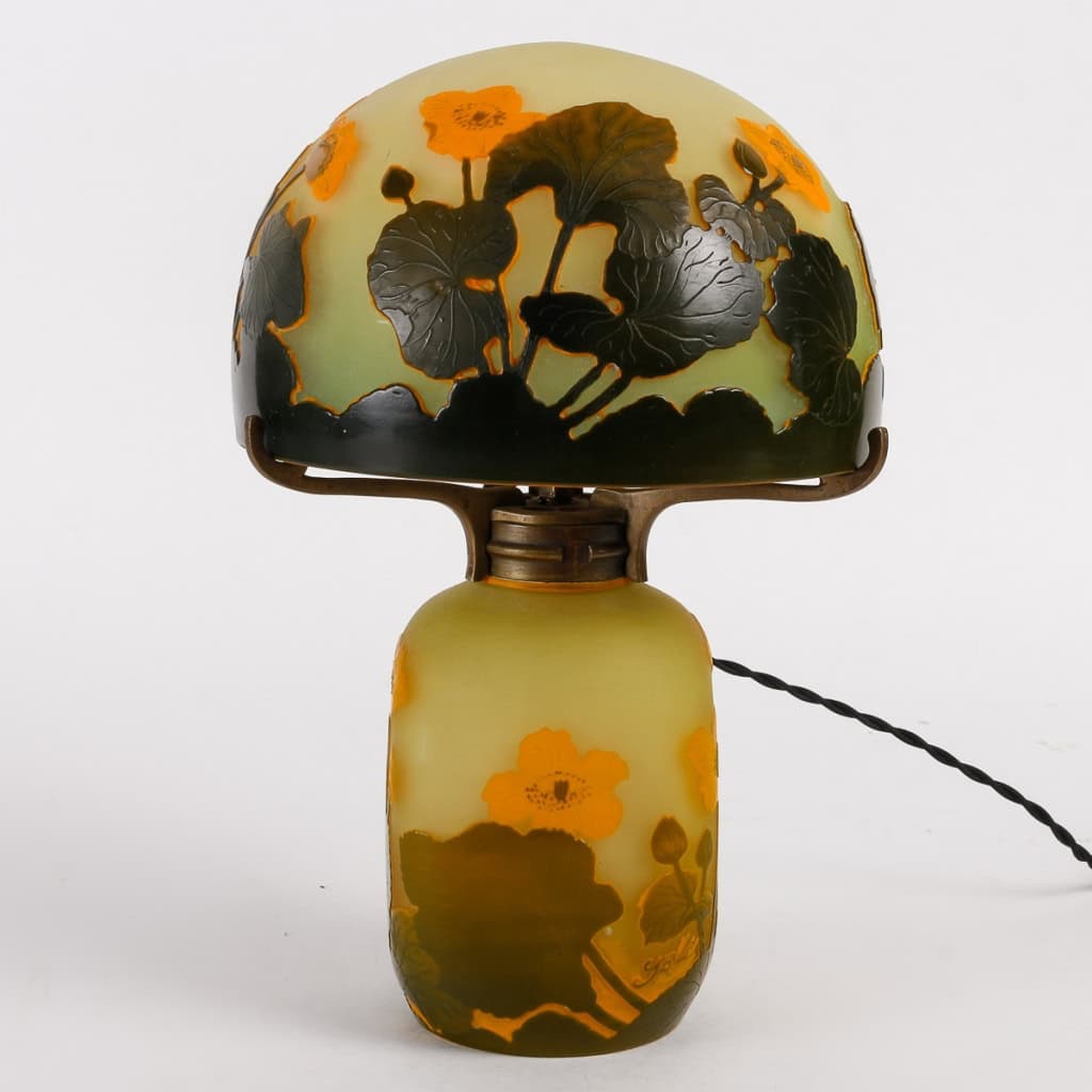 LAMPE DE GALLÉ A DÉCOR DE RENONCULES DES MARAIS | Biron LAMPE DE GALLÉ A DÉCOR DE RENONCULES DES MARAIS