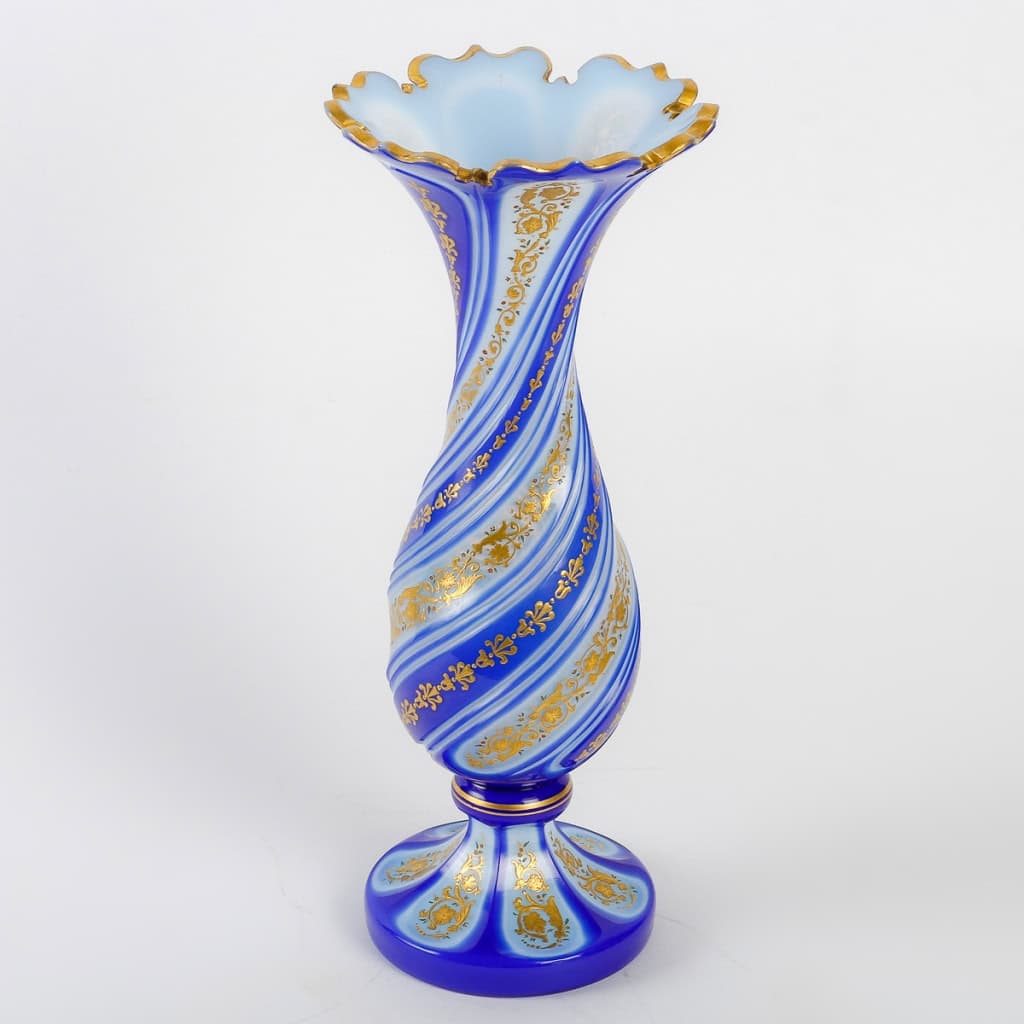 Vase en opaline, XIXème siècle, style Napoléon III | Biron Vase en opaline, XIXème siècle, style Napoléon III