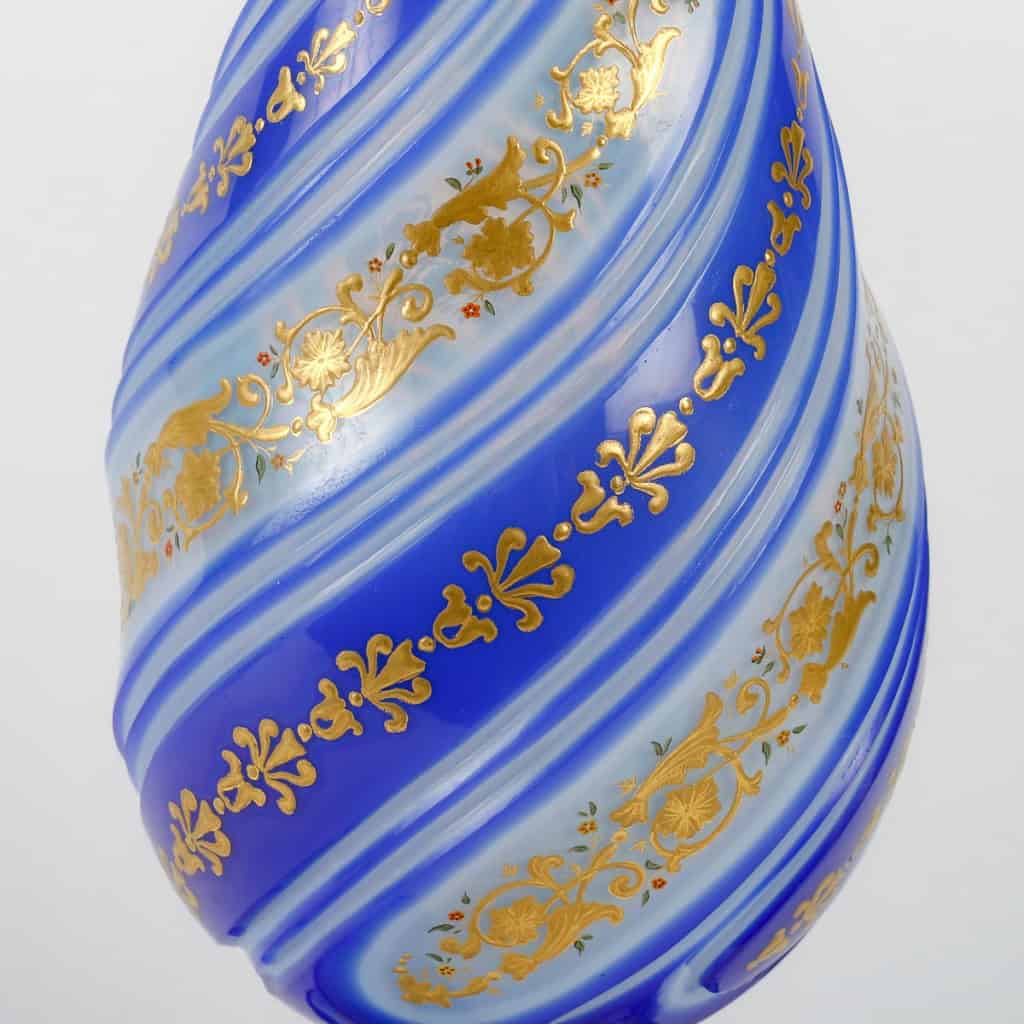 Vase en opaline, XIXème siècle, style Napoléon III | Biron Vase en opaline, XIXème siècle, style Napoléon III