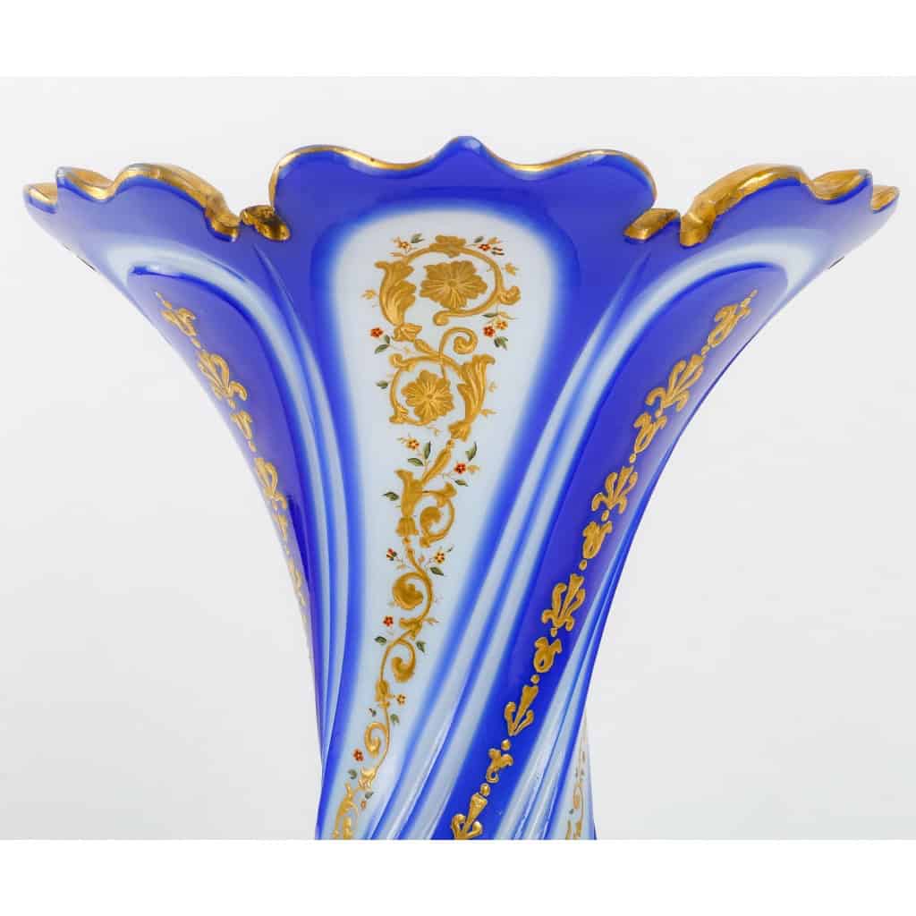 Vase en opaline, XIXème siècle, style Napoléon III | Biron Vase en opaline, XIXème siècle, style Napoléon III